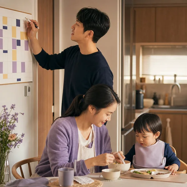 한국인 부부가 아이를 돌보며 부모 육아휴직 일정을 함께 계획하는 모습